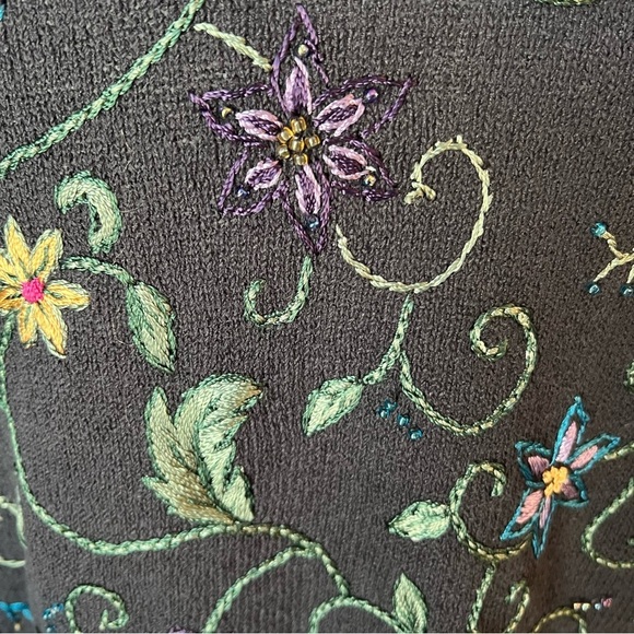 Stunning Floral Embroidered Black Sweater - Size Medium - Picture 5 of 7